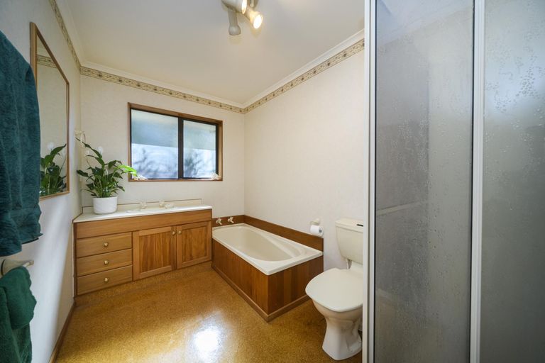 Photo of property in 16 Durham Crescent, Palmerston North, 4414