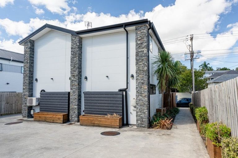 Photo of property in 2/83 Vodanovich Road, Te Atatu South, Auckland, 0610