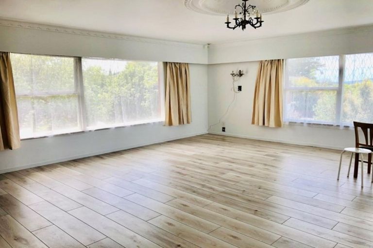 Photo of property in 10 Holdaway Avenue, Northcote, Auckland, 0627