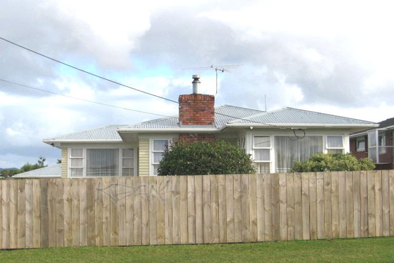 Photo of property in 37 Woodford Avenue, Henderson, Auckland, 0610