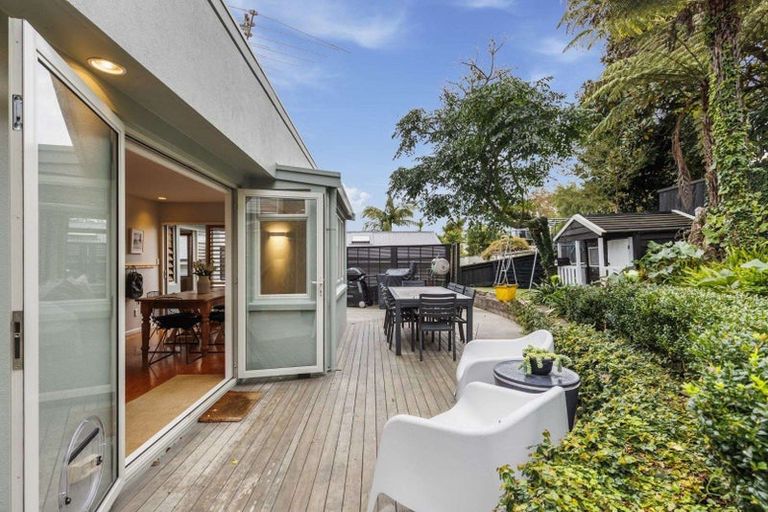 Photo of property in 2/19 Kenmure Avenue, Forrest Hill, Auckland, 0620