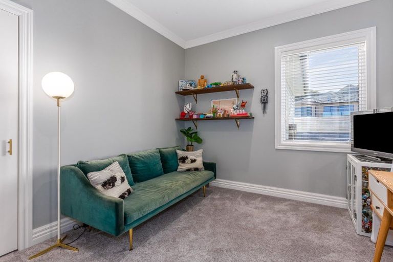 Photo of property in 31 Grumman Lane, Newlands, Wellington, 6037