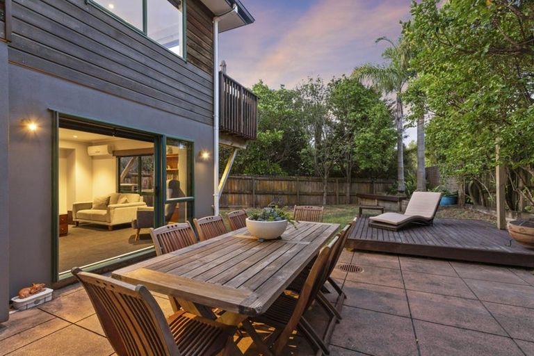 Photo of property in 13a Avonleigh Road, Green Bay, Auckland, 0604