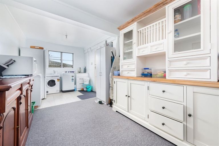 Photo of property in 1 Wakeling Avenue, Te Atatu South, Auckland, 0610