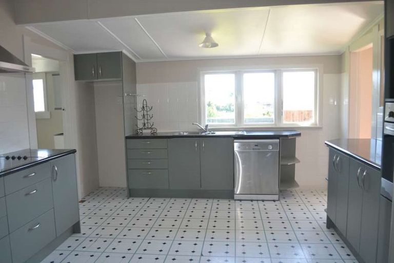 Photo of property in 130 Pioneer Road, Moturoa, New Plymouth, 4310