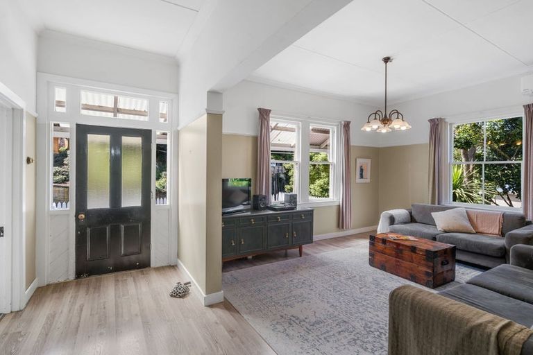 Photo of property in 19 Hawkhurst Road, Lyttelton, 8082