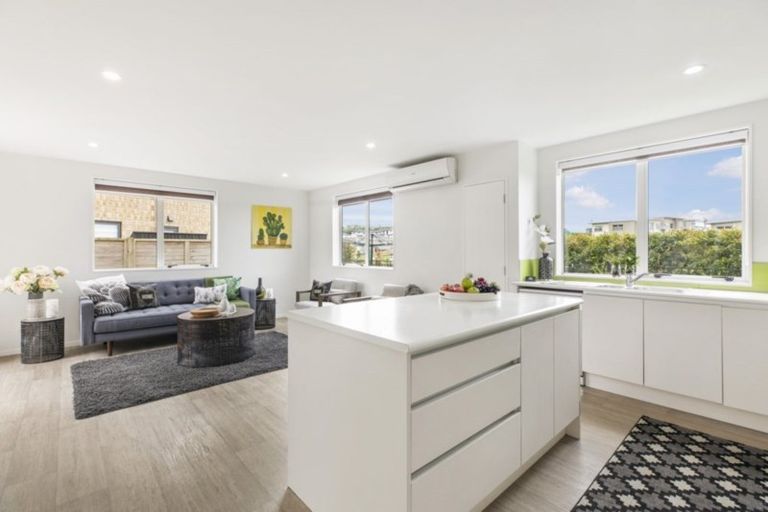 Photo of property in 114 Grand Drive, Orewa, 0931