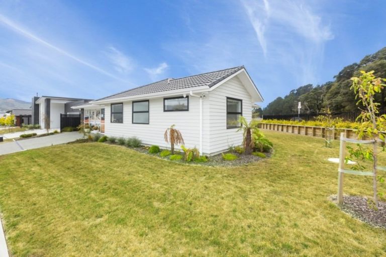 Photo of property in 2 Hopkirk Avenue, Wallaceville, Upper Hutt, 5018