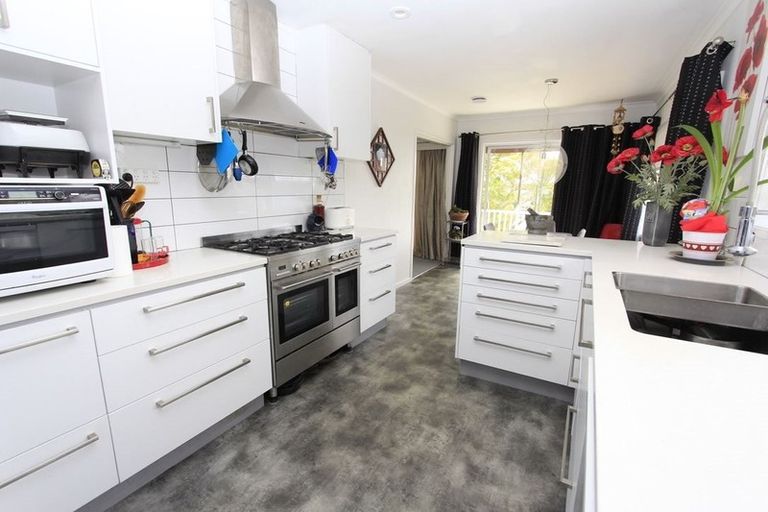 Photo of property in 26 Jade Avenue, Pakuranga Heights, Auckland, 2010