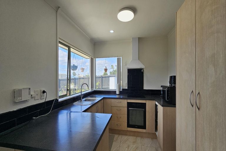 Photo of property in 28 Robert Ross Place, Clendon Park, Auckland, 2103