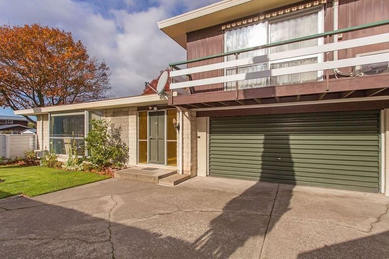 Photo of property in 2/427 Memorial Avenue, Burnside, Christchurch, 8053