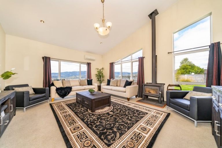 Photo of property in 16 James Nairn Grove, Riverstone Terraces, Upper Hutt, 5018