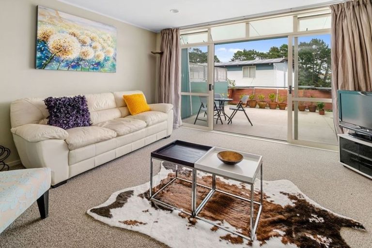 Photo of property in 2b/20 Ian Marwick Place, Birkenhead, Auckland, 0626