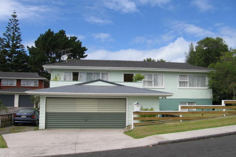 Photo of property in 4 Glenroy Place, Green Bay, Auckland, 0604