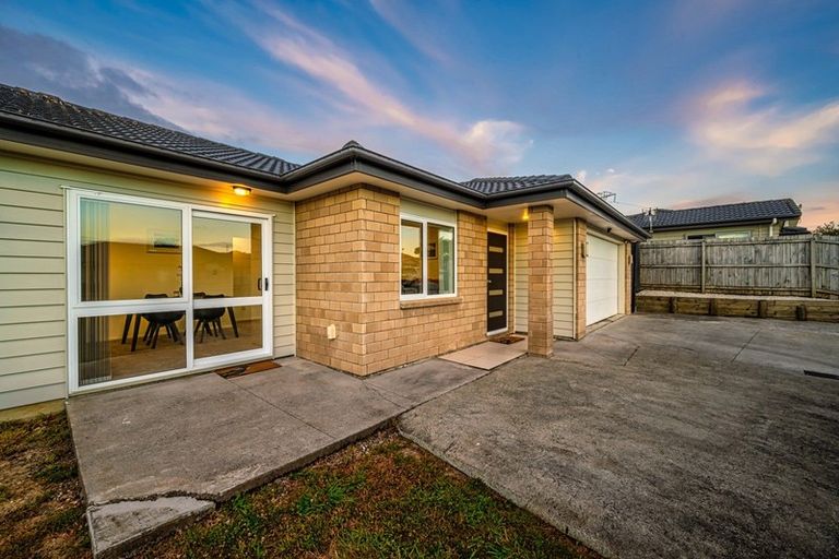 Photo of property in 16 John Broad Place, Flat Bush, Auckland, 2019