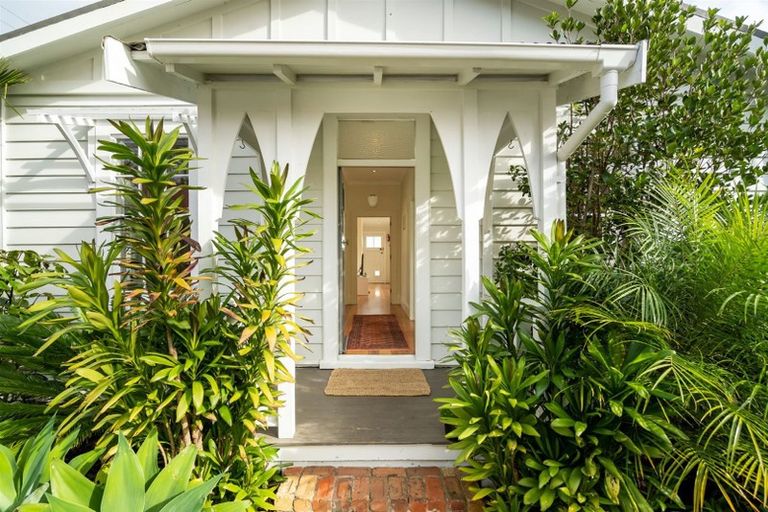 Photo of property in 2/21 Cowper Street, Devonport, Auckland, 0624