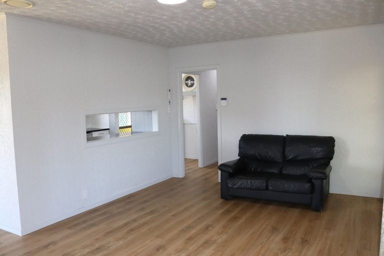 Photo of property in 10 Ingleby Place, Kelston, Auckland, 0602