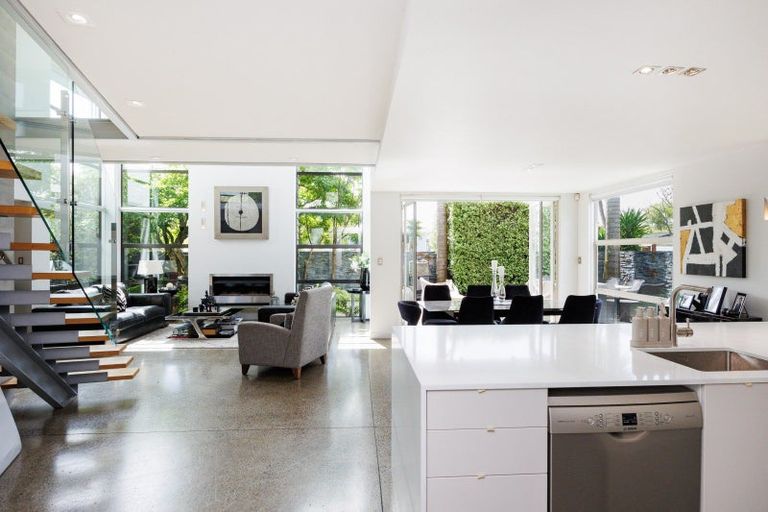 Photo of property in 297 Fitzherbert Avenue, West End, Palmerston North, 4410