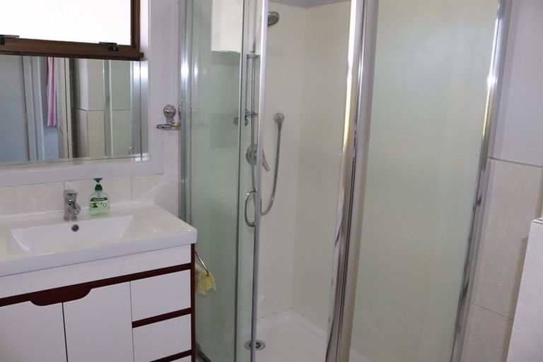 Photo of property in 10 Ingleby Place, Kelston, Auckland, 0602