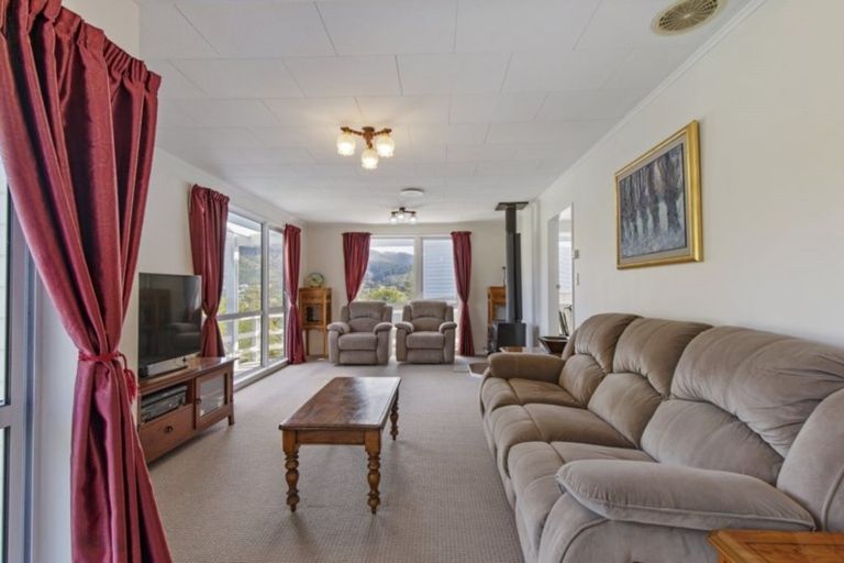 Photo of property in 24 Bartlett Grove, Tawa, Wellington, 5028