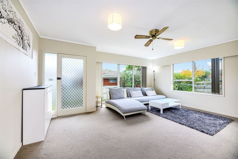 Photo of property in 2/69 Hepburn Road, Glendene, Auckland, 0602
