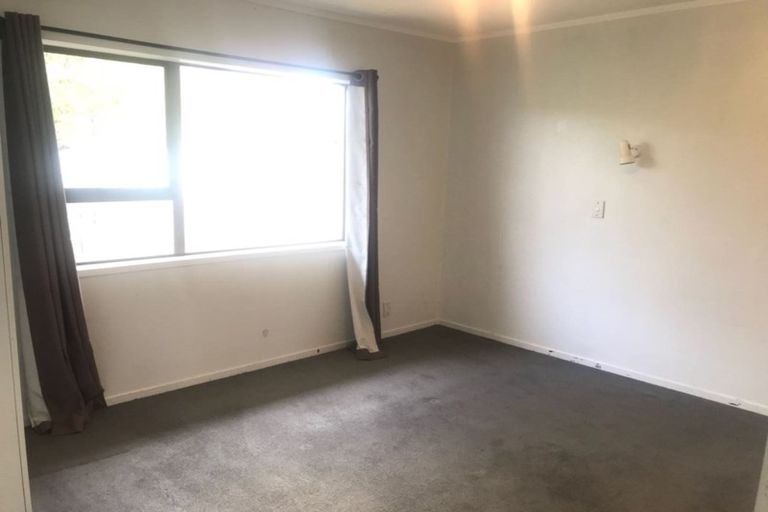 Photo of property in 2/31 Sunnyhaven Avenue, Beach Haven, Auckland, 0626