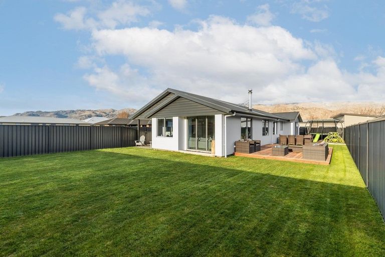 Photo of property in 72 Stratford Drive, Mount Pisa, Cromwell, 9383