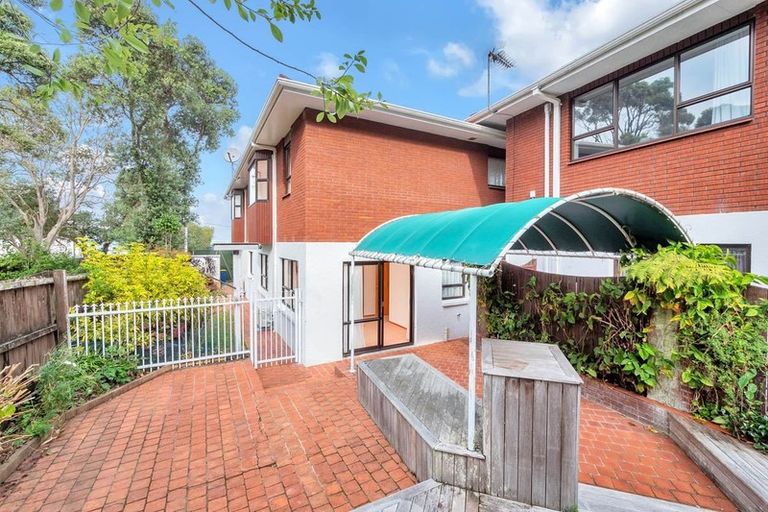 Photo of property in 2/30 Manly Esplanade, Browns Bay, Auckland, 0630