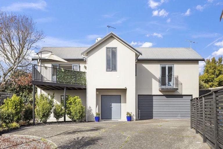 Photo of property in 2/4 Idyll Place, Northcross, Auckland, 0632