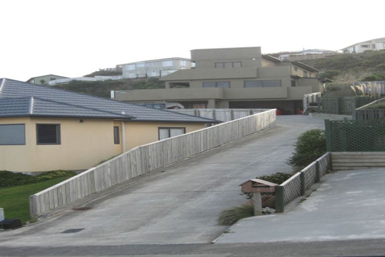 Photo of property in 61 Dress Circle, Newlands, Wellington, 6037