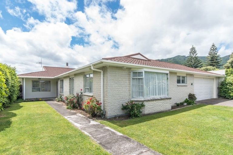 Photo of property in 42 Rewarewa Crescent, Waikanae, 5036