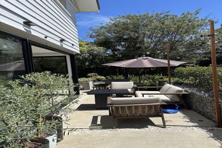 Photo of property in 2 Ravenwood Drive, Forrest Hill, Auckland, 0620