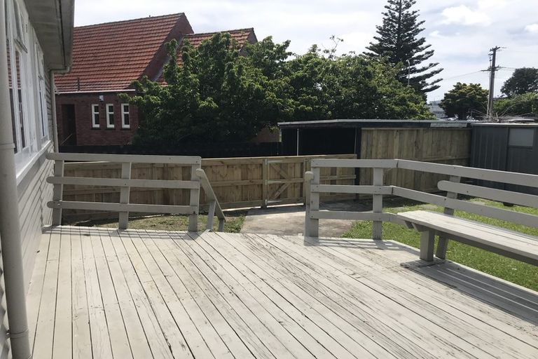 Photo of property in 1/4 Shakespeare Road, Milford, Auckland, 0620