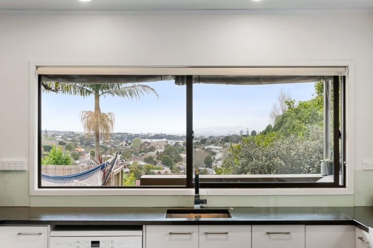 Photo of property in 1/305 Glenfield Road, Glenfield, Auckland, 0629