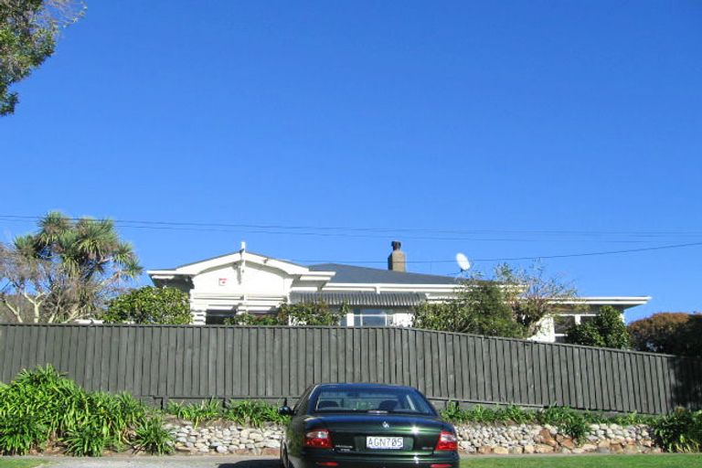 Photo of property in 17 Hinau Street, Eastbourne, Lower Hutt, 5013