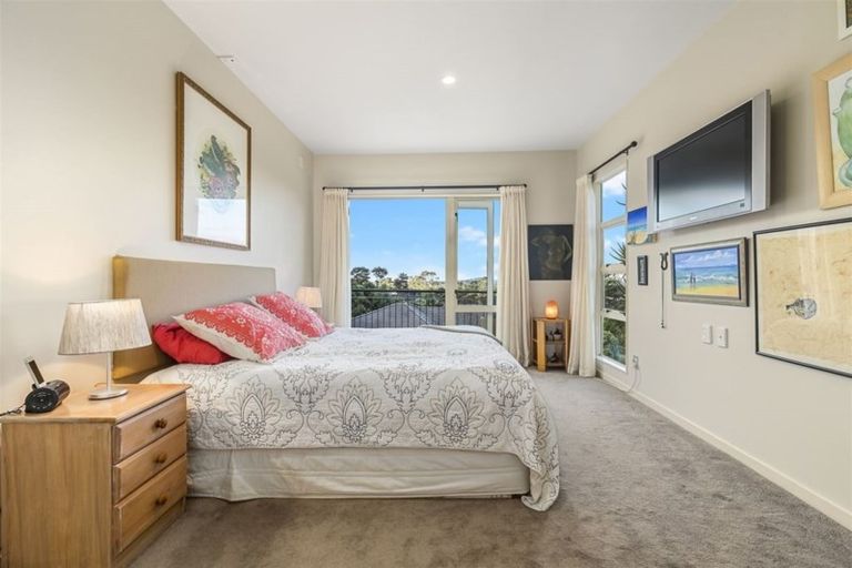 Photo of property in 56 Staincross Street, Green Bay, Auckland, 0604