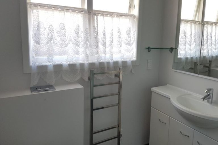 Photo of property in 2/37 Shakespeare Road, Milford, Auckland, 0620