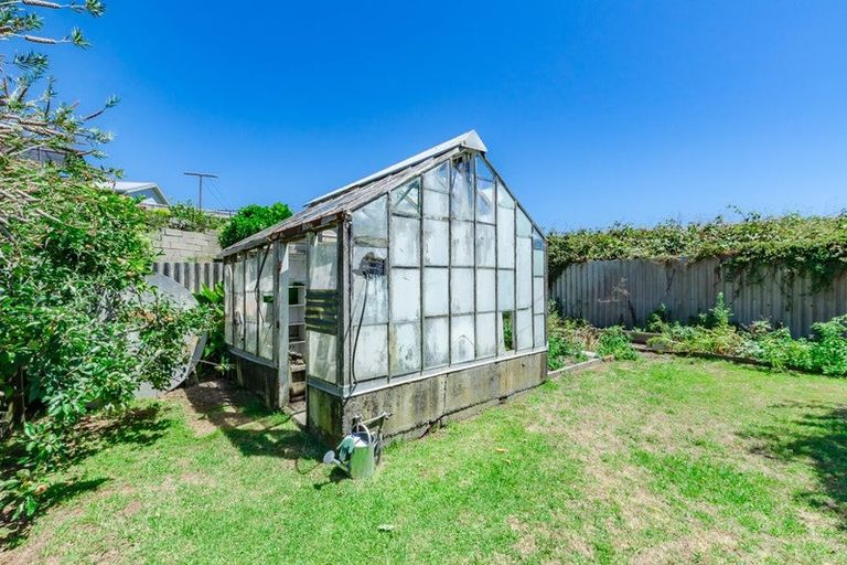 Photo of property in 61 Queens Road, Waikanae Beach, Waikanae, 5036