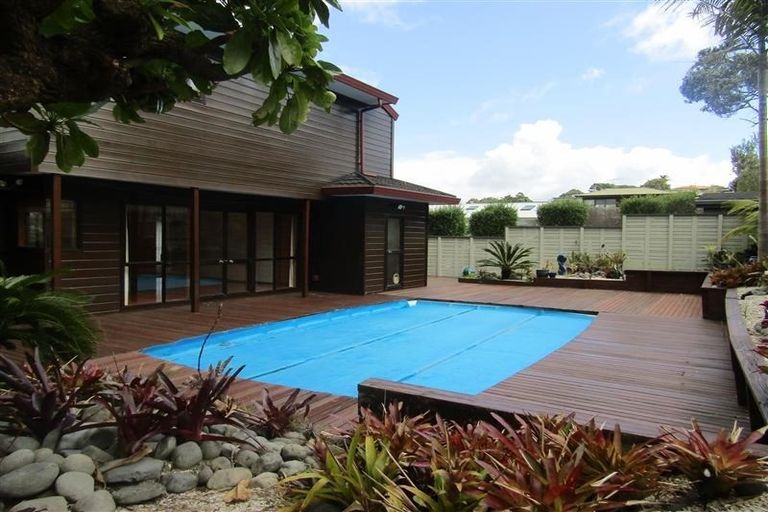 Photo of property in 1/50 Masterton Road, Rothesay Bay, Auckland, 0630