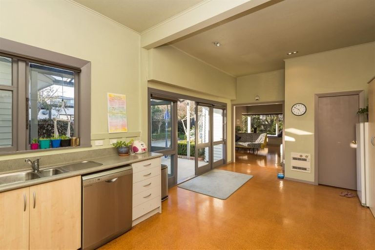 Photo of property in 17 Saint Andrews Square, Strowan, Christchurch, 8052