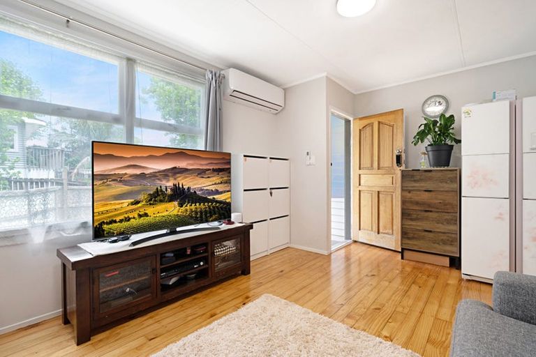 Photo of property in 2/615 Swanson Road, Swanson, Auckland, 0612