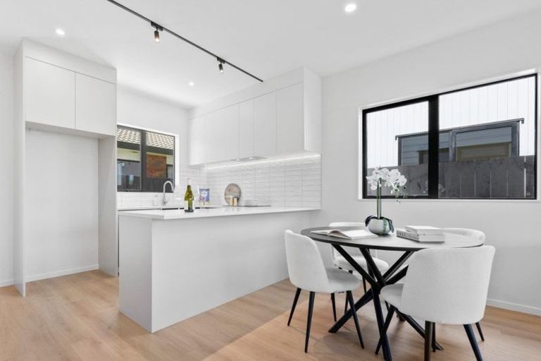 Photo of property in 4/18 Albert Road, Kelston, Auckland, 0602