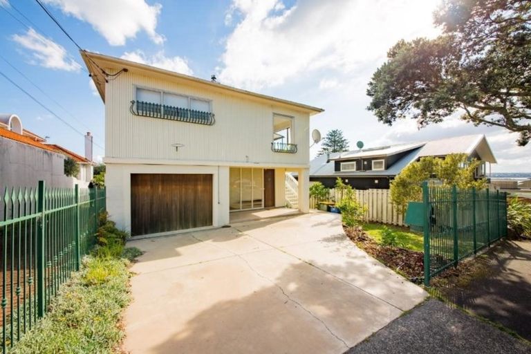 Photo of property in 106a Stanley Point Road, Stanley Point, Auckland, 0624