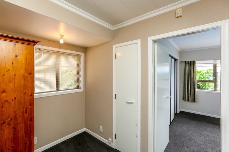 Photo of property in 5 John Guthrie Place, Merrilands, New Plymouth, 4312