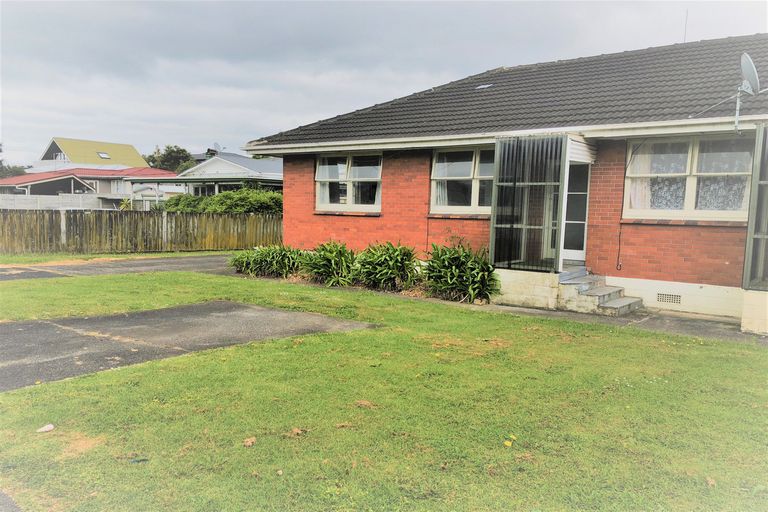Photo of property in 4/2 Godley Road, Green Bay, Auckland, 0604