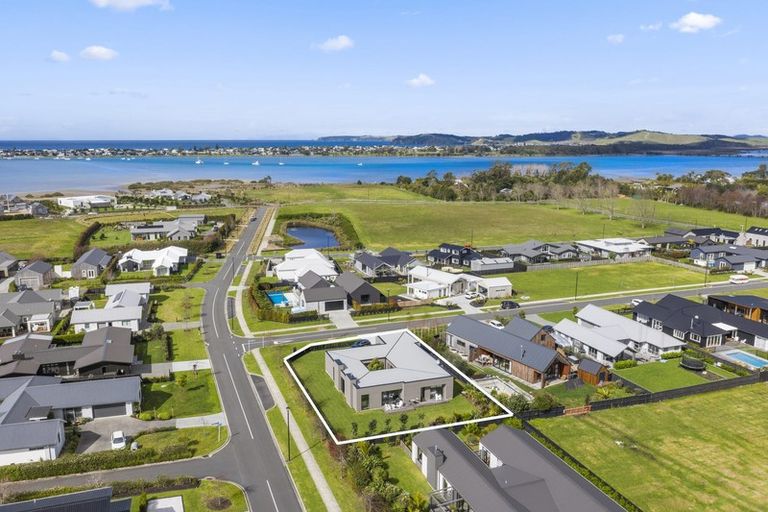 Photo of property in 2 Shearwater Lane, Point Wells, 0986