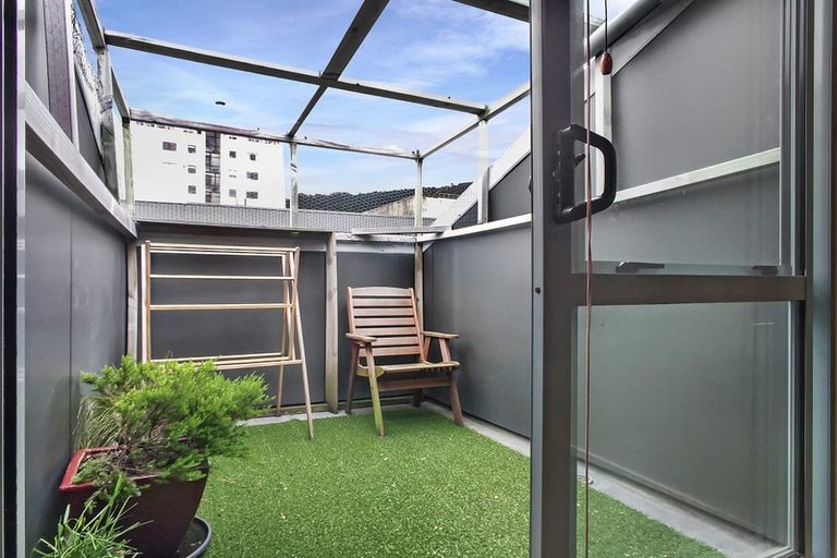 Photo of property in Metro Apartments, 17/220 Thorndon Quay, Pipitea, Wellington, 6011