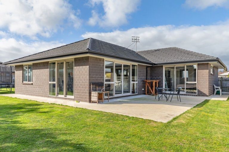 Photo of property in 15 Barry Curtis Place, Levin, 5510
