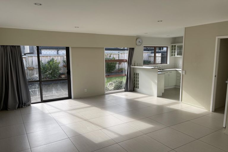 Photo of property in 2/12 Clovelly Road, Bucklands Beach, Auckland, 2012