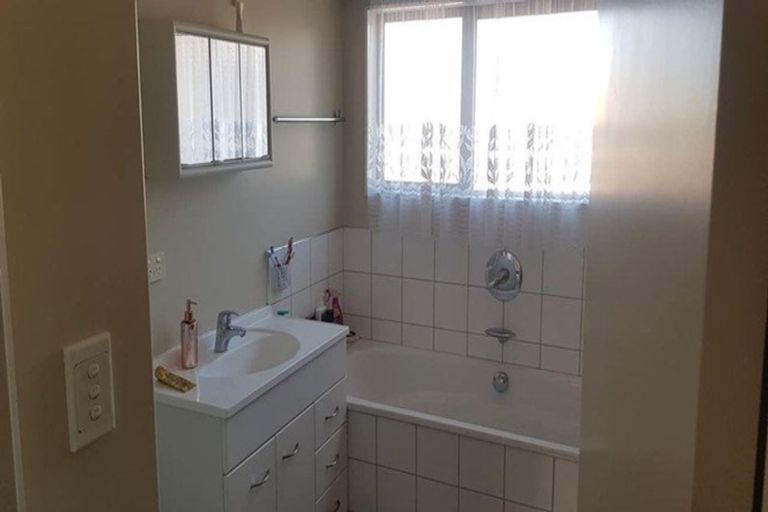 Photo of property in 19 Lieshout Way, Pukekohe, 2120